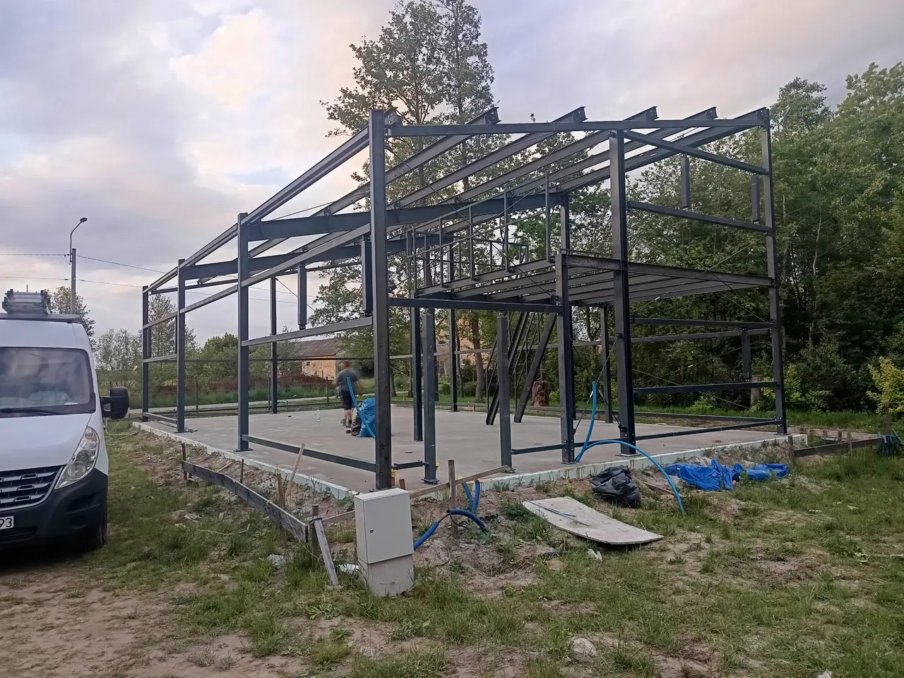 Konstrukcja stalowa z poziomem pośrednim — słupy, ramy i belki stropowe antresoli w obiekcie