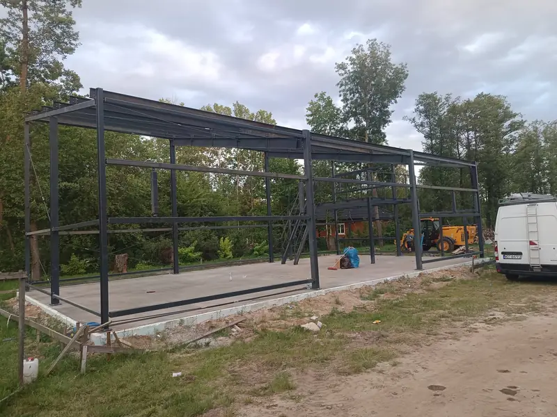 Konstrukcja stalowa malowana na płycie fundamentowej — stan surowy obiektu przed poszyciem